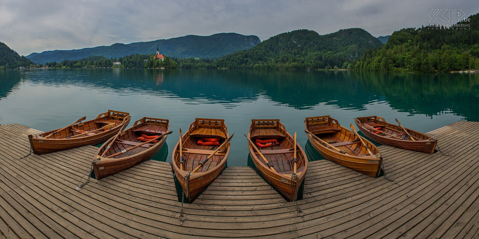 Bled - Rowing boats The beautiful Lake Bled is one of the most popular and most important tourist attractions in Slovenia. It is located in northwestern Slovenia in the Julian Alps just outside the Triglav National Park. Stefan Cruysberghs